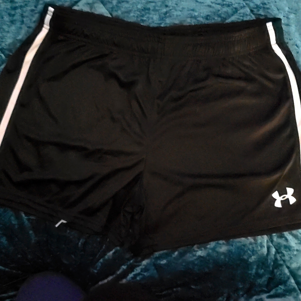 Under Armour, black shorts, fitted coupe